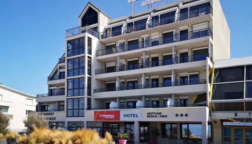 Façade de l'hôtel Neptune à Berck-sur-Mer avec vue sur la mer et accès à la plage.
