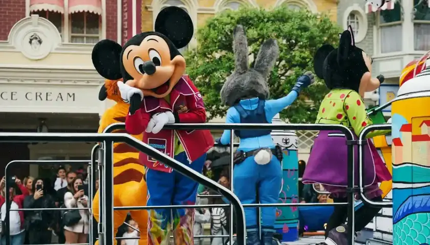 Mickey Mouse et d'autres personnages Disney sur un char lors d'une parade à Disneyland Paris.